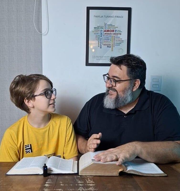 Pastor Ricardo Firagi com seus filhos
